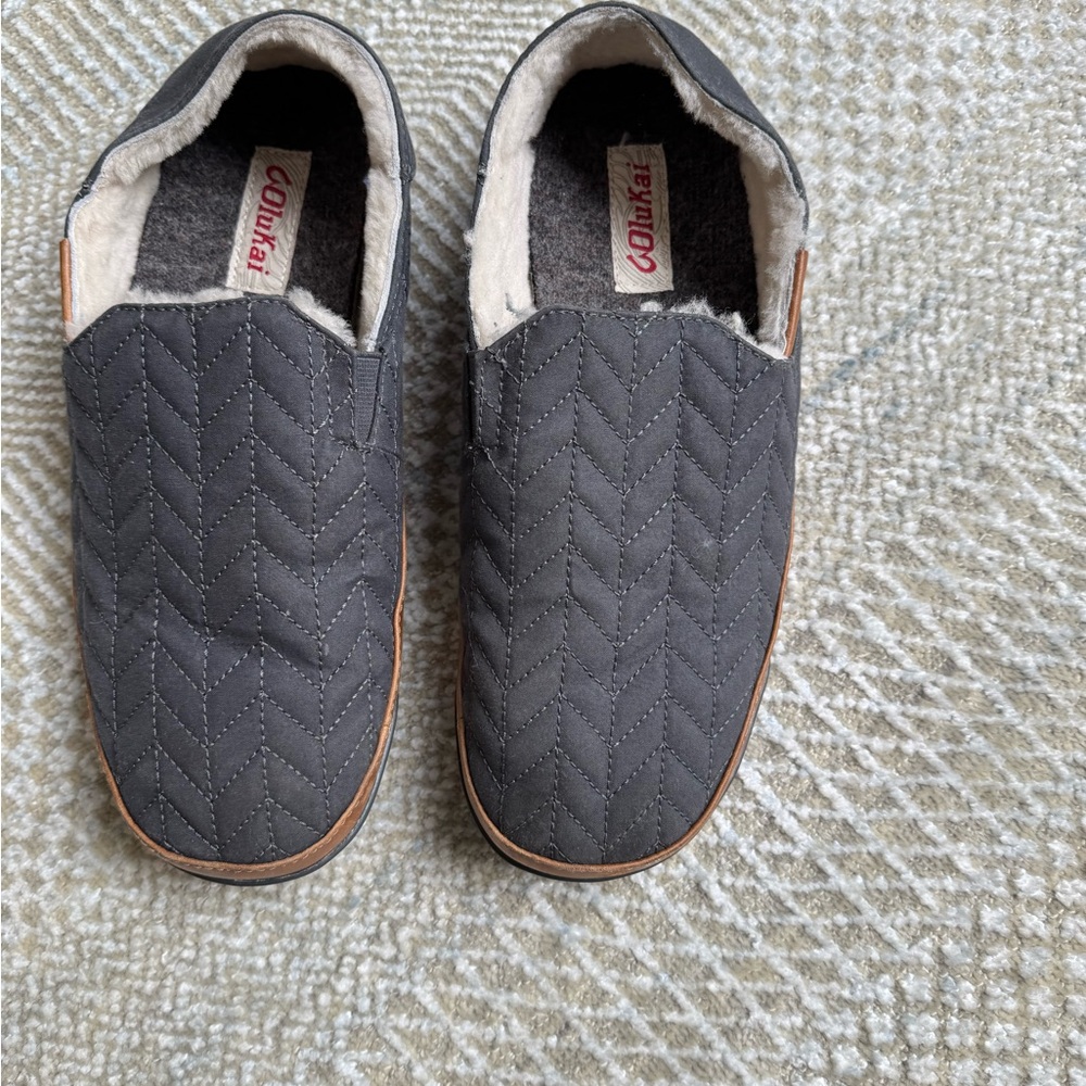 Gray Quilted Men's Shoes / Slipper Great Condition, like new